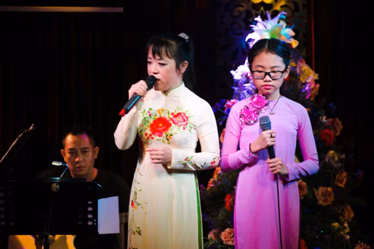 Sau khi đạt giải Á quân The Voice Kids, Phương Mỹ Chi được mời đi diễn nên chu cấp cho cô Út mỗi tháng 1- 2 triệu. Ảnh: Zing