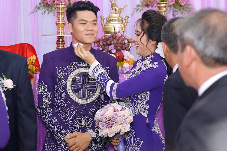 Lê Phương ân cần chăm sóc chồng trẻ trong ngày trọng đại. Trước khi lên xe hoa với Trung Kiên, cô từng trải qua một lần hôn nhân đổ vỡ. Ảnh: Zing