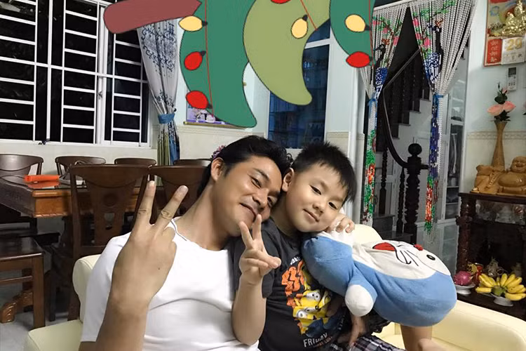 Hot Face sao Viet 24h: Quach Ngoc Ngoan vui ve doan tu voi con trai