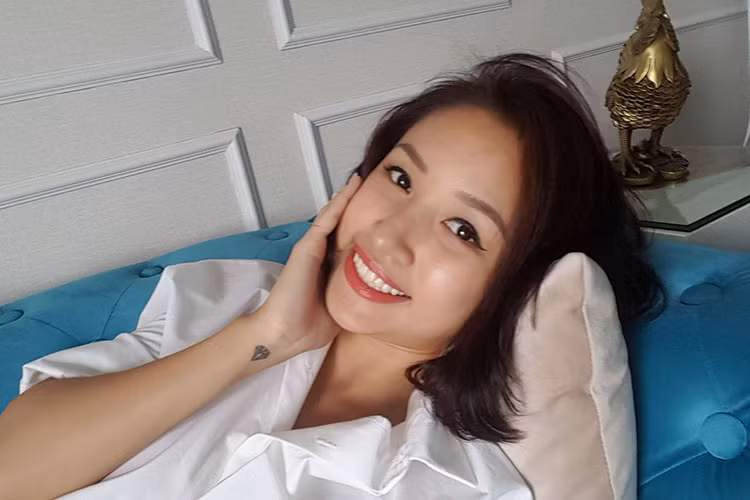 MC Vân Hugo chia sẻ: “Được ngày tự nhiên được nghỉ làm, cô gái ngoan về dọn dẹp lau chùi nhà cửa, đi chợ, nấu cơm, rửa bát, giặt giũ, tưới cây, phơi đồ, đun nước các kiểu các thứ. Ai bảo nội trợ là khổ nào, chuẩn bị đổi tên thành Nguyễn Thanh Tấm, nhà vua ơi mau xuất hiện nhá, em chấp tất cả các Cám luôn”.