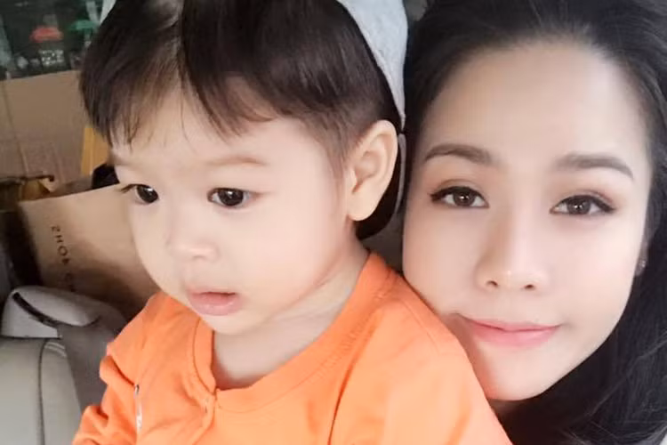 Nhật Kim Anh đăng tải hình ảnh bên con trai. Gần đây, nữ diễn viên bị tai biến nhẹ khiến fans rất lo lắng.
