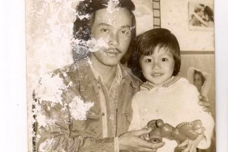 Tuấn Hưng chia sẻ hình ảnh hồi nhỏ của mình bên bố. Nam ca sĩ còn tâm sự: "Phải nói tất cả những gì con có được như hôm nay đó chính là sự nghiêm khắc, khắt khe dạy bảo của bố. Đó là sự cần thiết mà chỉ khi mình thực sự trưởng thành mới thấu hiểu".