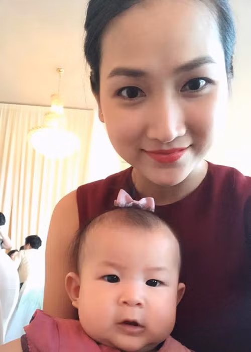 Vợ và con gái của ca sĩ Lam Trường diện đồ ton sur ton đi ăn cưới.
