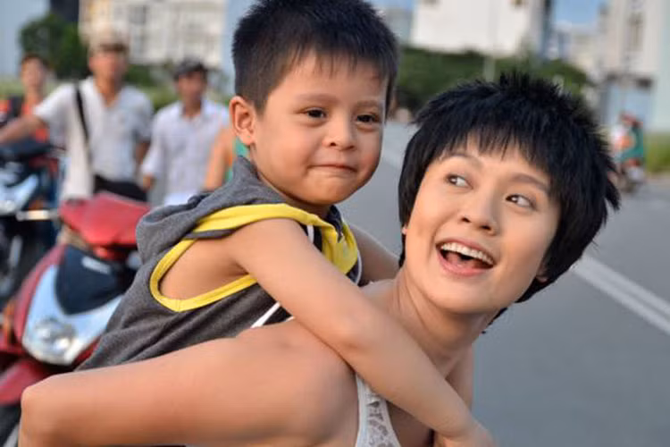 Đạo diễn Đức Thịnh chúc mừng sinh nhật vợ và con trai: "Chúc mừng sinh nhật hai mẹ con. Có thể ba còn rất nhiều khiếm khuyết, không đủ là người chồng người cha tốt. Nhưng ba biết chắc là mình thương cả hai. Chúc hai mẹ con luôn giữ được vẻ đáng yêu vốn dĩ đã có từ bản chất, dù cho cuộc đời có buộc ta thay đổi. Chúc những điều tốt đẹp nhất luôn đến với hai mẹ con. Ba - Kẻ không biết cách chăm sóc nhưng luôn bảo vệ cả hai mẹ con đến tận cùng".