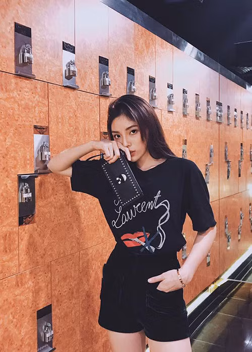 Hoa hậu Kỳ Duyên mặc áo in hình nói không với thuốc lá. "Đôi khi, con người ta nhớ nhung nhiều nhất lại chính là bản thân họ. Thấy nhớ chính mình, của những ngày xưa cũ”, người đẹp gốc Nam Định chú thích cho bức ảnh.
