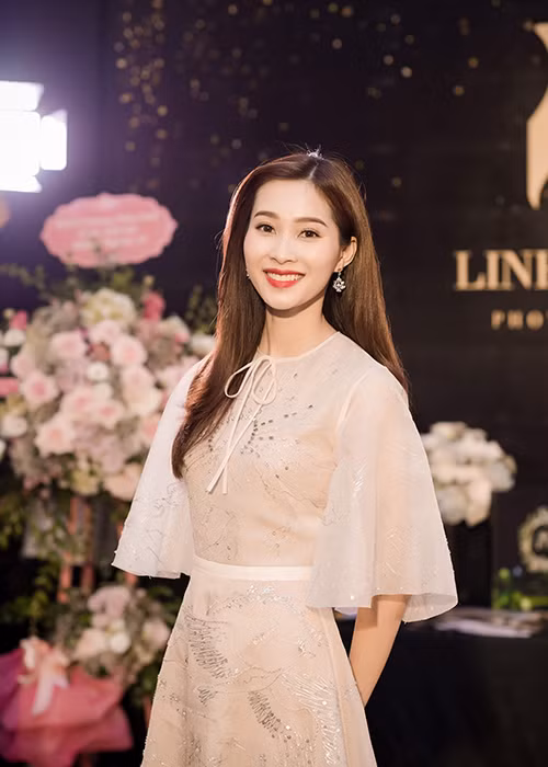 Người hâm mộ đang rất mong chờ Hoa hậu Việt Nam 2012 lên xe hoa với bạn trai doanh nhân lâu năm.