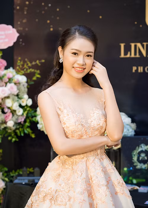 Phùng Ngọc Bảo Vân mặc váy cưới tại sự kiện. Cũng như Tố Như, cô bước ra từ cuộc thi Hoa hậu Việt Nam 2016 với danh hiệu Người đẹp truyền thông.