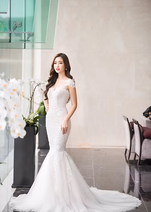 Đỗ Mỹ Linh còn hóa thân thành một cô dâu lộng lẫy trong bộ váy cưới trắng tinh khôi kiểu dáng đuôi cá.