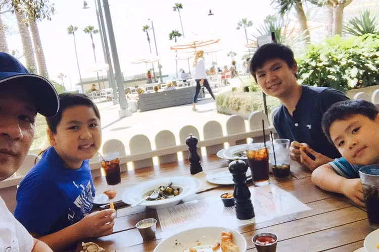 Hậu chia tay Dương Mỹ Linh, Bằng Kiều tiết lộ cuộc sống của anh vẫn diễn ra như trước. Trong ảnh, nam ca sĩ dẫn 3 cậu con trai đi ăn uống, mua sắm và xem phim.