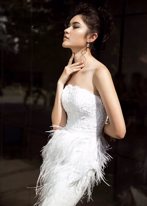 Đặc biệt, Á hậu 9X còn giỏi ngoại ngữ. Cô từng đạt 9,5 điểm thi Tiếng Anh ở kỳ thi đại học và 900/990 điểm thi đầu vào tiếng Anh tại đại học Ngoại thương TP HCM. Ảnh: Vietnamnet
