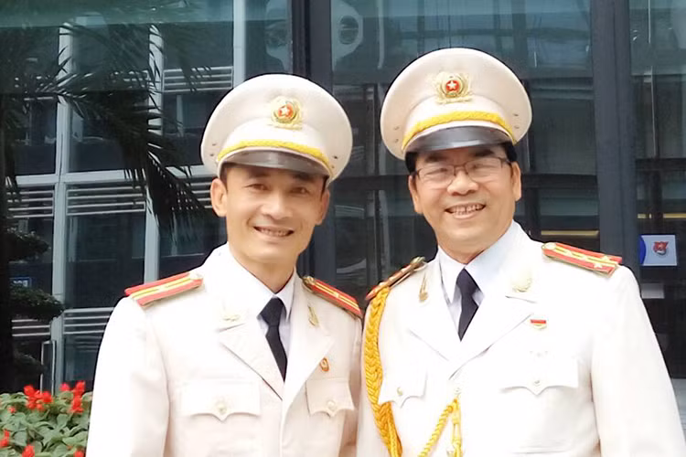 Hồng Quân đang công tác tại đoàn kịch nói Công an nhân dân. Năm 2016, anh được trao danh hiệu nghệ sĩ ưu tú. Ảnh: FBNV