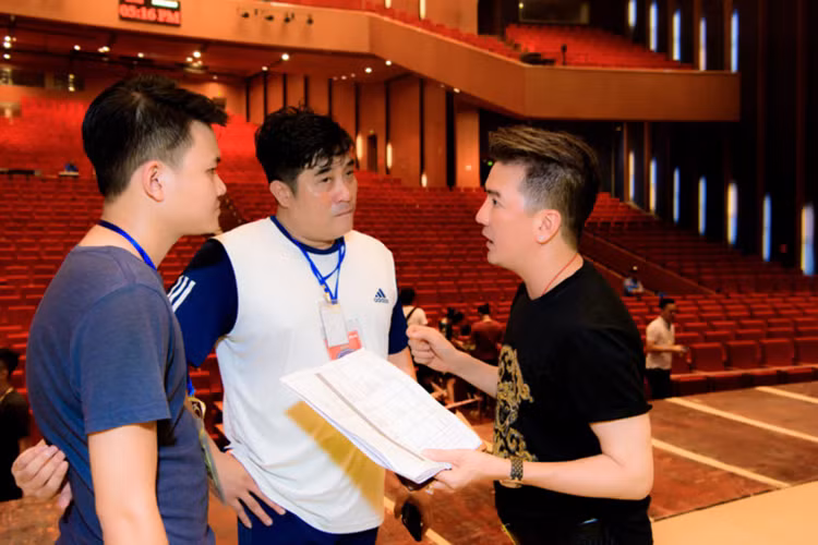 Đàm Vĩnh Hưng cũng đích thân kiểm tra chất lượng của hệ thống âm thanh, đảm bảo giọng hát của ba thế hệ ca sĩ sẽ thăng hoa và mang đến nhiều cảm xúc cho khán giả trong hàng loạt những ca khúc vang bóng một thời với phần hòa âm phối khí hoàn toàn mới.