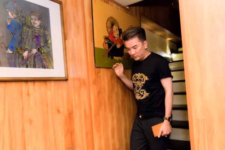 Mr Đàm liên tục di chuyển giữa những địa điểm để gọi điện hỏi thăm các thành viên trong ekip, dặn dò chuẩn bị chu đáo.