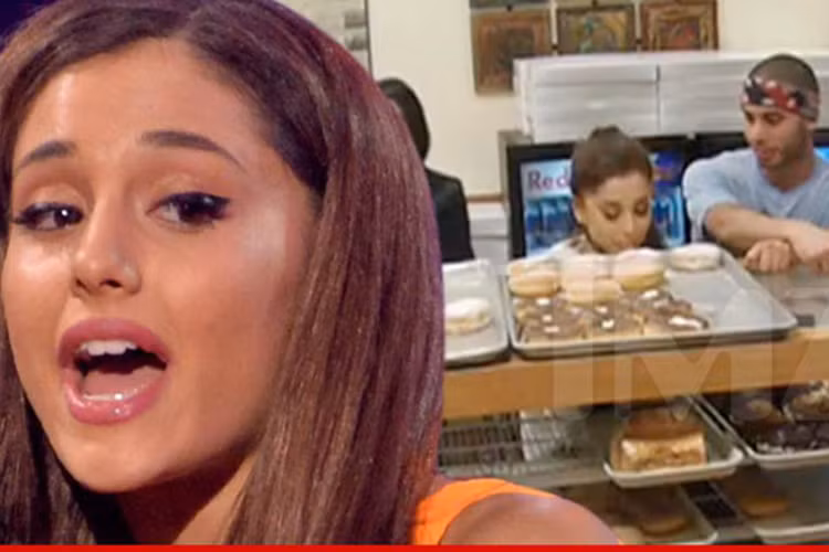 Trước scandal hủy show, Ariana Grande vướng không ít ồn ào. Năm 2015, “tiểu diva” gặp rắc rối khi lén liếm và nhổ nước bọt vào bánh donut và nói ghét nước Mỹ. Ảnh: TMZ