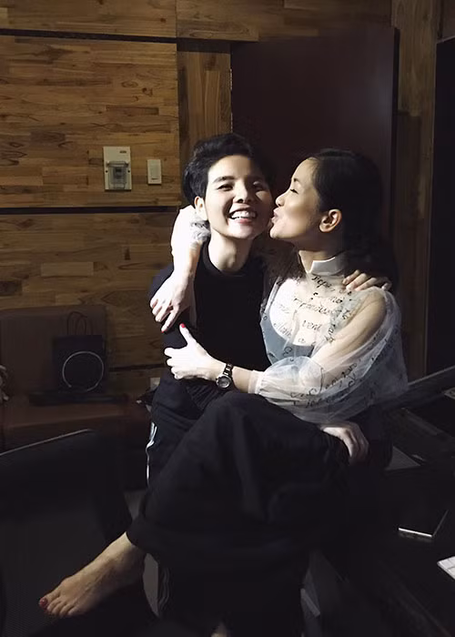 Vũ Cát Tường khoe ảnh thân thiết bên diva Hồng Nhung. "Đã bao năm rồi con lại được song ca cùng cô 1 ca khúc về Hà Nội. Chẳng những hát, đây là lần đầu tiên cô trò mình cùng nhau sáng tác chung. Giọng "sư phụ" dày, từng nốt nhỏ nhất nhẹ nhất đều thật sắc nét, làm con thấy mình còn quá bé con và phải học hỏi rất nhiều", Vũ Cát Tường tâm sự.