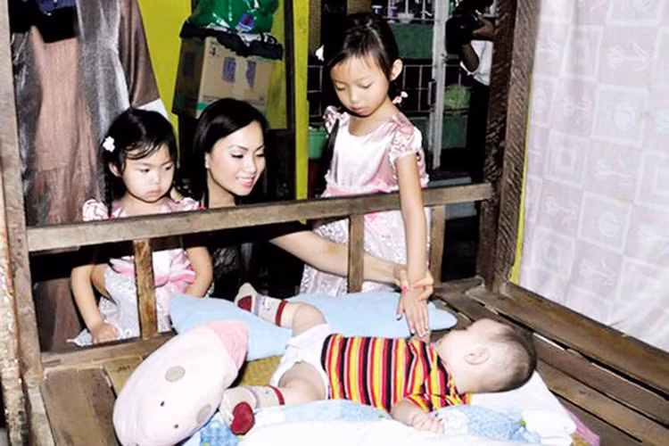 Theo lời Hà Phương, bé Angelina giỏi về môn thể dục nhào lộn trong khi đó bé Diana đam mê hội họa và có năng khiếu về nghệ thuật, từng biểu diễn ca khúc, đoạn piano do chính bé sáng tác. Hình ảnh 2 con gái của Hà Phương khi rất nhỏ. Ảnh: Gia đình và xã hội