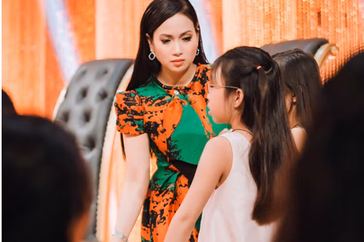 Mới đây, nữ ca sĩ tỷ phú Hà Phương đến phim trường ghi hình cùng bé Diana và Angelina. Không muốn để lộ mặt 2 con gái, nữ ca sĩ yêu cầu không quay phim, chụp ảnh các bé. Ảnh: Thế giới văn hóa