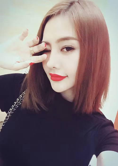 Linh Chi khoe ảnh trang điểm đậm đồng thời bày tỏ cô đang rất hạnh phúc với cuộc sống hiện tại.