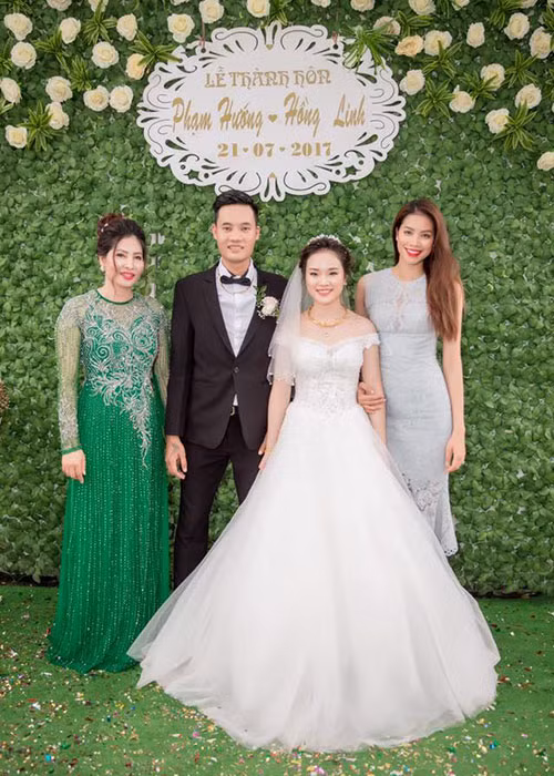 Phạm Hương chia sẻ hình ảnh bên mẹ và vợ chồng em trai đồng thời viết: “Sẽ cùng nhau sống thật tốt vì cha nhé. Cả nhà nhớ cha rất nhiều”.