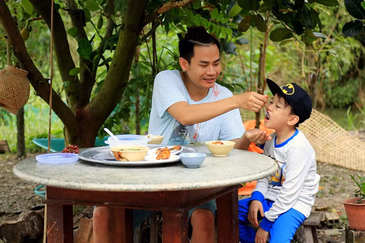 Hồng Phúc cũng tham gia mùa 4 "Bố ơi! Mình đi đâu thế?". Anh là gương mặt MC VTV quen thuộc của khán giả truyền hình cả nước gần 10 năm qua.