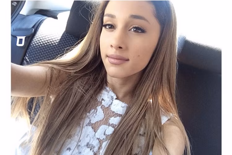 Tháng 5/2017, sau khi kết thúc show diễn của Ariana ở Manchester Arena, Anh quốc, vụ nổ bom liều chết xảy ra khiến nữ ca sĩ người Mỹ suy sụp.