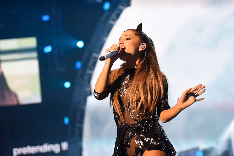 Nằm trong album “Yours truly”, single “The way” của Ariana trở thành bản hit. Lúc này, cô được ví là Mariah Carey nhí bởi có chất giọng và phong cách giống đàn chị.