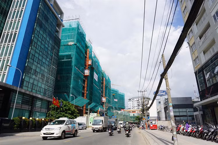 Với gần cả chục ngàn căn hộ đổ bộ vào một khu vực chật hẹp các tuyến đường quanh sân bay Tân Sơn Nhất, ước tính đã, đang và sẽ có khoảng gần 10 ngàn hộ dân di dời về khu vực này sinh sống. Nếu tính bình quân, mỗi hộ dân có 1 ô tô và 2 xe máy thì sẽ có thêm hàng chục ngàn phương tiện giao thông hàng ngày ở khu vực sân bay Tân Sơn Nhất.