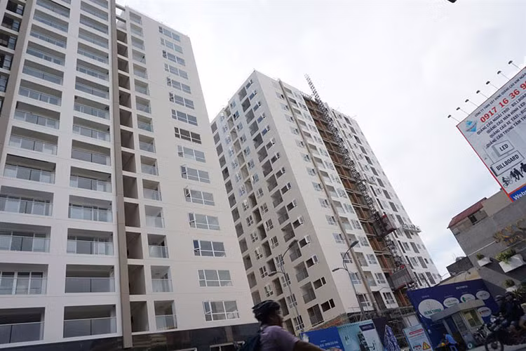 Cách đó 50m cũng trên đường Phổ Quang, dự án Sky Center được xây trên diện tích đất 12.000m2. Dự án cao 16 tầng quy mô 495 căn hộ, 360 office-tel và shophouse.
