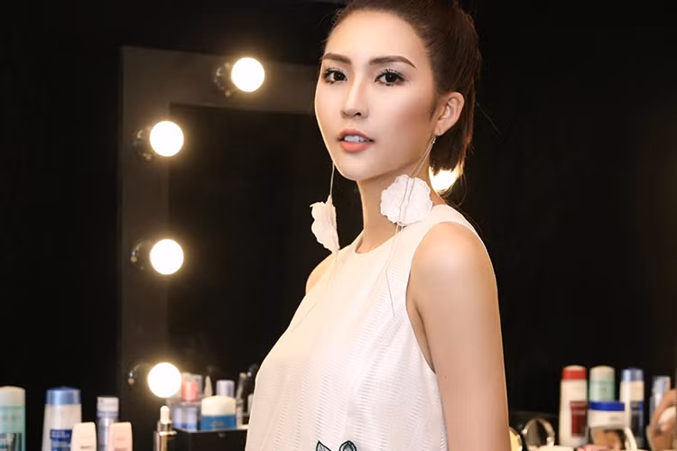 Lọt top 4 chung kết The Face 2017, Nguyễn Đặng Tường Linh từng đăng quang cuộc thi Hoa hậu Sắc đẹp châu Á 2017 - Miss Asia Beauty 2017 sau loạt thành tích ấn tượng tại các cuộc thi nhan sắc trong nước. Tại The Face 2017, cô thuộc team của siêu mẫu Hoàng Thùy. Ảnh: FBNV