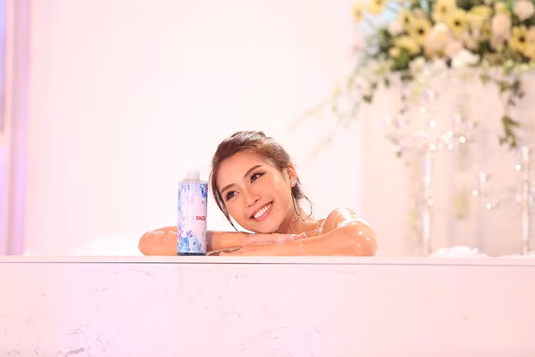 Trong tập 10 The Face, ở thử thách "Quay TVC quảng cáo sữa tắm", Tường Linh thông minh khi biết phát huy lợi thế vẻ ngoài nữ tính và lần đầu tiên giành chiến thắng. Lọt top 4 chung kết, cô được xem là nhan sắc mà nhiều thương hiệu mong muốn chọn làm người đại diện. Ảnh: FBNV