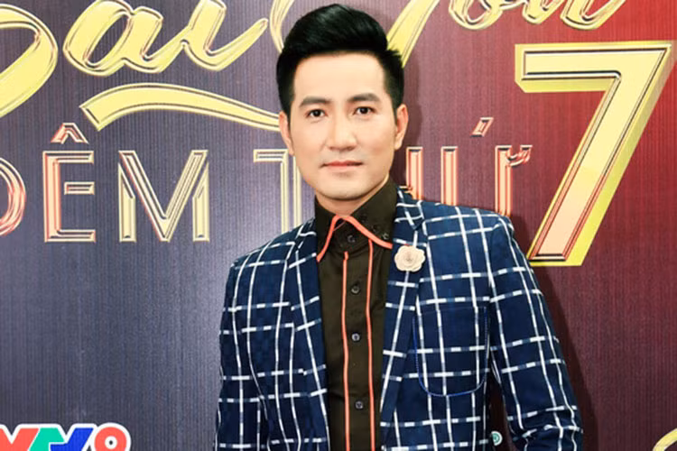 Năm 2003, ca sĩ Nguyễn Phi Hùng đã bái Ngọc Sơn làm sư phụ. Lúc đó, cậu học trò của Ngọc Sơn chưa qua đào tạo đúng nghĩa nhưng có chất giọng tốt và khả năng biểu diễn. Vì vậy, “Ông hoàng nhạc sến” an tâm nhận lời huấn luyện cho Nguyễn Phi Hùng. Ảnh: Người lao động