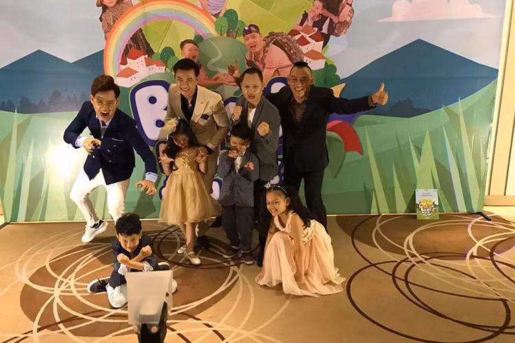 4 cặp bố con nhà sao Việt: nhạc sĩ Yên Lam, nhạc sĩ Nguyễn Hải Phong, Hồng Phúc và diễn viên Tiến Lộc quậy tưng trong buổi ra mắt chương trình "Bố ơi! Mình đi đâu thế?" mùa 4.