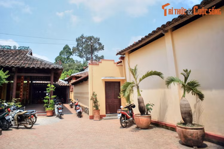 Về mặt tâm linh, cư dân địa phương tin rằng miếu rất thiêng, 85 đạo sắc phong được thánh vì có thần linh thiêng phù hộ, che chở nên mới được gìn giữ nguyên vẹn qua rất nhiều cuộc bể dâu.