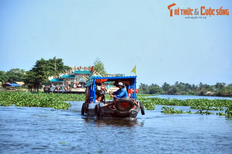 Trong dân gian lưu truyền nhiều giai thoại về nguồn gốc hình thành của miếu Phù Châu. Theo một lời kể được ghi lại thì cách đây gần hai trăm năm, một ngư phủ quăng lưới đánh cá trên sông đã vớt được một pho tượng mà lúc ấy người ta cho rằng đó là tượng Bà Thủy Tề.
