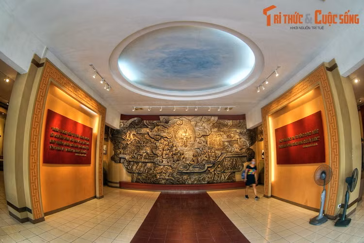 Cơ sở hạ tầng của Bảo tàng là khu nhà thuộc trại lính thông tin của Quân đội Pháp xưa. Đây là công trình tiêu biểu cho phong cách kiến trúc Tiền thuộc địa, thể hiện ở những khu nhà làm việc, nhà ở cho sĩ quan và binh lính Pháp buổi đầu đóng ở Hà Nội.