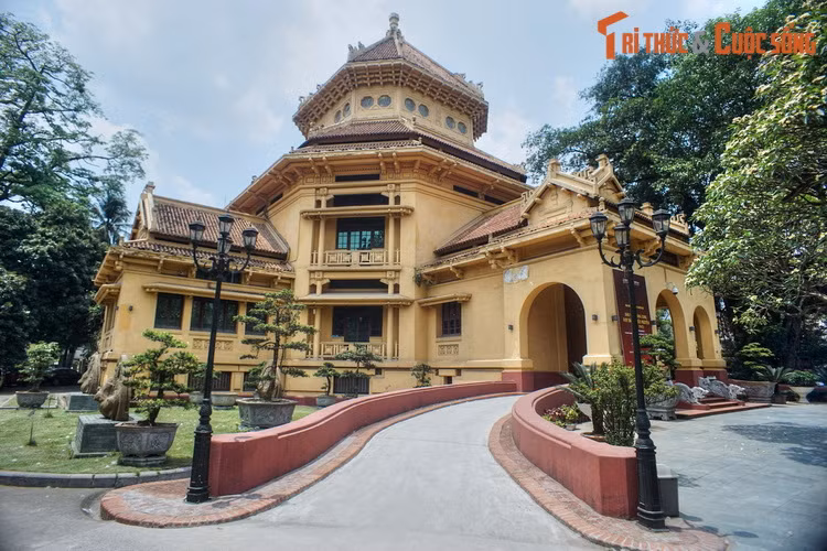 1. Tọa lạc tại số 1 Phạm Ngũ Lão, Hoàn Kiếm, Hà Nội, Bảo tàng Lịch sử Quốc gia Việt Nam là nơi tái hiện lịch sử văn hóa lâu đời và truyền thống đấu tranh anh dũng, kiên cường trong quá trình dựng nước và giữ nước của dân tộc Việt Nam.