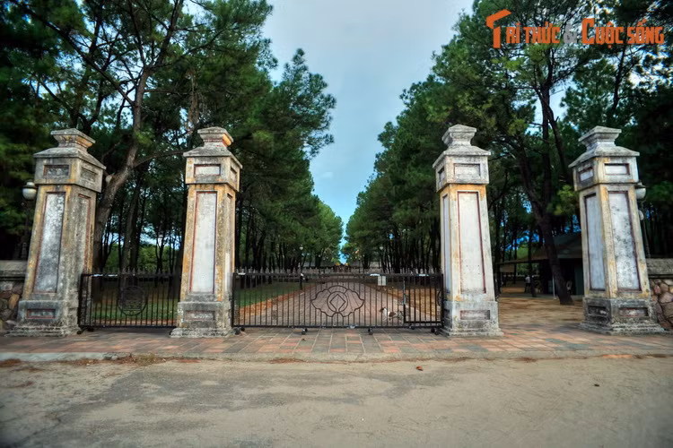 Nằm ở phường Trường An, thành phố Huế, đàn Nam Giao là công trình tâm linh có vị trí đặc biệt của triều Nguyễn. Đàn tế này được xây dựng từ năm 1806 - 1807, là một tổ hợp kiến trúc nằm trong khuôn viên hình chữ nhật có diện tích đến 10 ha.
