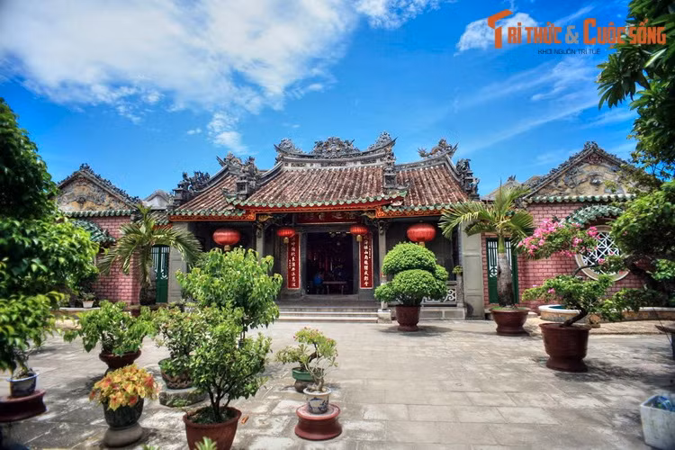 Ban đầu hội quán có cấu trúc hoàn toàn bằng gỗ, đến năm 1757 được xây dựng lại bằng gạch và mái ngói. Về tổng thể, công trình có kiến trúc kiểu chữ “Tam”, chiều sâu 120 mét theo các trật tự: cổng – sân – hồ nước – cây cảnh – hai dãy nhà đông và tây – chính điện – sân sau – và hậu điện.