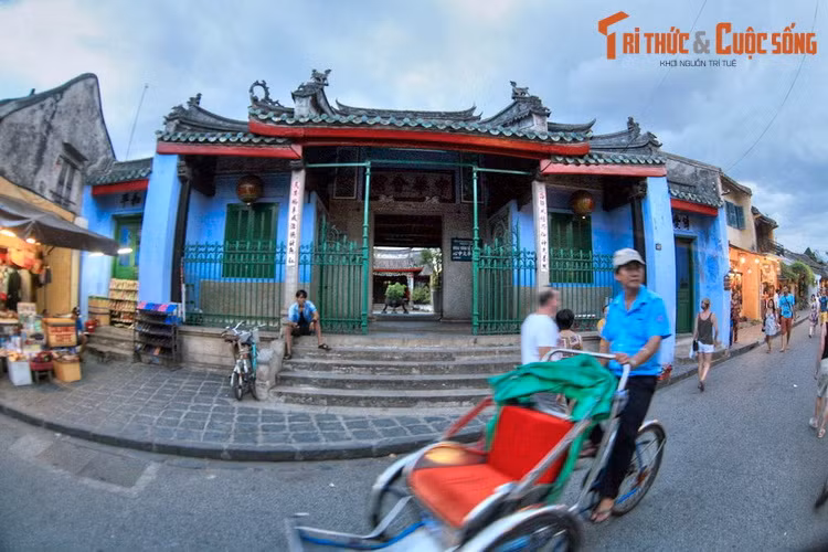 3. Tọa lạc ở số 64 phố Trần Phú, hội quán Ngũ Bang (còn có tên gọi là hội quán Dương Thương hay Trung Hoa Hội quán) được xây dựng từ năm 1741 với sự đóng góp của các thương nhân đến từ 5 bang: Phúc Kiến, Triều Châu, Quảng Đông, Hải Nam, Gia Ứng.