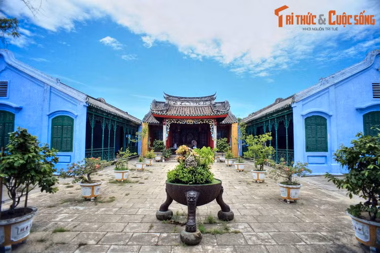 Về kiến trúc, hội quán Ngũ Bang được xây dựng theo phong cách đặc trưng của hội quán người Hoa, pha trộn một số chi tiết trang trí của phong cách kiến trúc địa phương. Bố cục mặt bằng tổng thể gồm: Cổng chính, sân trước, tiền điện, sân giữa, phương đình, chính điện, nhà Đông và Tây.