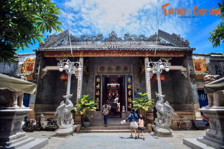 2. Nằm tại số 176 đường Trần Phú, hội quán Quảng Đông là một trong những di tích nổi tiếng nhất của phố cổ Hội An. Công trình do cộng đồng bang hội thương nhân Quảng Đông xây dựng năm 1885 làm nơi sinh hoạt cộng đồng và tín ngưỡng của người Quảng Đông ở Hội An.