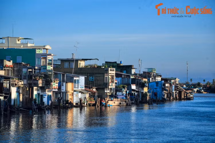  Mỹ Tho. Là con sông đào đầu tiên của Nam Bộ, sông Bảo Định được hình thành vào thời vua Gia Long. Dòng sông này tạo nên cảnh quan ấn tượng cho thành phố Mỹ Tho với những dãy phố soi bóng xuống mặt nước hiền hòa. Ở phía Nam của Mỹ Tho, sông Bảo Định đổ vào sông Tiền.
