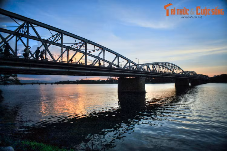  Huế. Chảy qua kinh thành Huế, sông Hương mang vẻ đẹp thơ mộng làm đắm say lòng người, xứng danh với vai trò của thắng cảnh hàng đầu đất Cố đô. Cầu Trường Tiền, cây cầu có từ năm 1899 bắc qua sông Hương, là một trong những công trình được biết đến nhiều nhất ở xứ Huế.