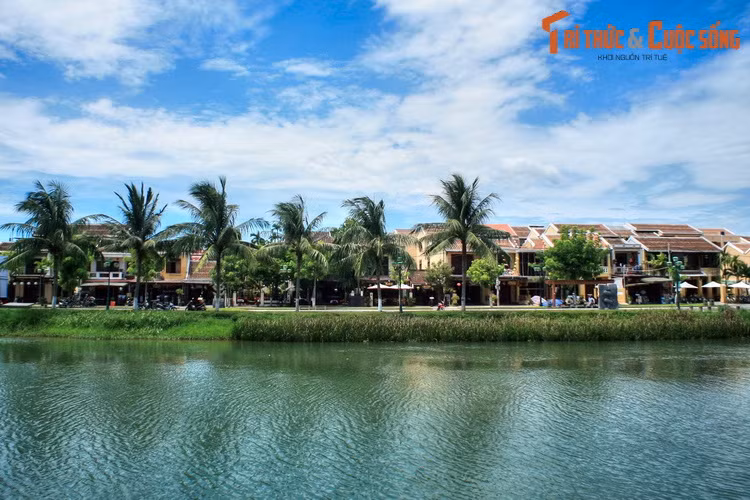  Hội An. Chảy qua thành phố Hội An, sông Thu Bồn gắn bó mật thiết với Di sản văn hóa thế giới Đô thị cổ Hội An. Hình ảnh những nếp nhà cổ kính soi bóng xuống dòng nước hiền hòa của dòng sông phố Hội đã ghi dấu vào tâm trí của rất nhiều du khách trong và ngoài nước.