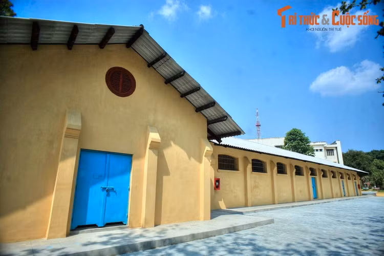 Nằm ở đường Trần Quốc Toản, TP. Tây Ninh, khám đường Tây Ninh là một nhà tù lớn do Pháp xây dựng vào cuối thế kỷ 19 - đầu thế kỷ 20 ở tỉnh Tây Ninh để giam cầm, tra tấn những người không phục tùng ách cai trị của người Pháp.