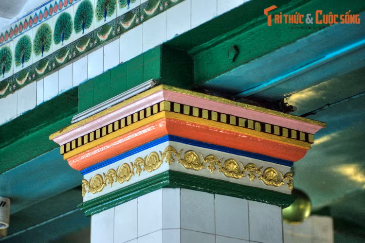 Các họa tiết trang trí ở đền mang những sắc thái đặc trưng của văn hóa Tamil. Kiến trúc của ngôi đền đã được trang mạng Shaivam của cộng đồng Hindu giáo quốc tế khen ngợi và ví như một trong những "kho báu" của đạo Hindu.