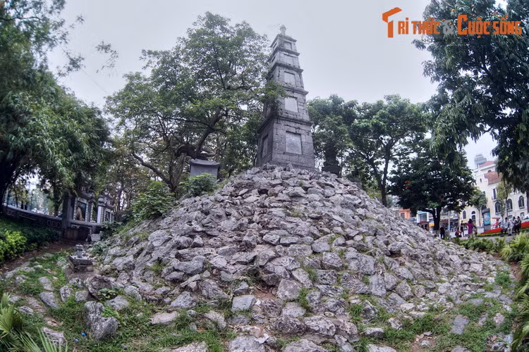 “...Từ ấy Núi là biểu tượng của võ công mà Tháp là biểu tượng của văn vật, cả hai dựa vào nhau mà tồn tại, lưu truyền”.