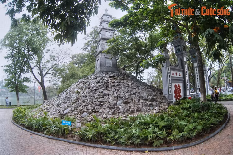 Trong con mắt của hầu hết du khách ghé thăm đền Ngọc Sơn ngày nay, núi Độc Tôn chỉ là một “gò đất vô danh” làm nền cho tháp Bút. Mấy ai biết đây từng là đài kỷ niệm chiến thắng của chúa Trịnh, và là dấu tích duy nhất còn sót lại của cung Khánh Thuỵ xưa...
