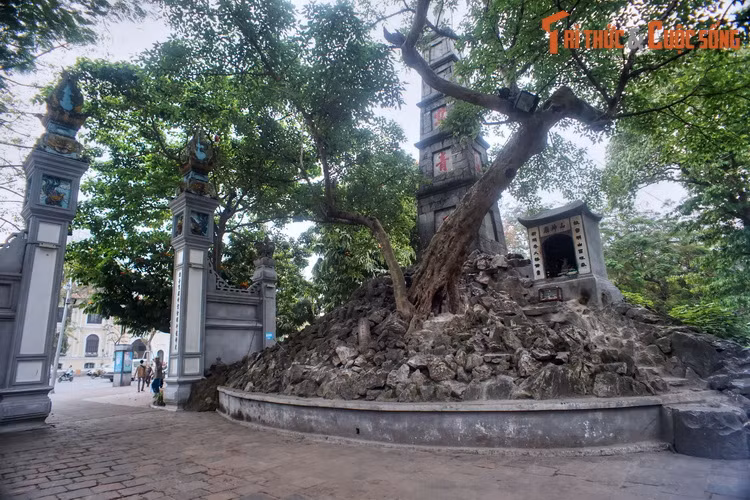 Năm 1786, thời Lê Chiêu Thống, cung Khánh Thuỵ bị binh lính nổi loạn đốt phá. Sang thế kỷ 19, một ngôi chùa thờ Phật được dựng trên nền cũ của cung điện, rồi chùa lại chuyển thành đền thờ (đền Ngọc Sơn). Núi Độc Tôn vẫn đứng đó sau các đổi thay của thời cuộc.