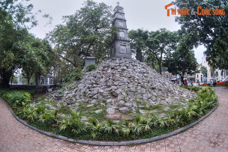 Trái với người anh ăn chơi trác táng, chúa Trịnh Doanh là người tài, cầm quân dẹp được nhiều cuộc nổi loạn ở Bắc Bộ. Ở cạnh lối vào cung Khánh Thuỵ, ông cho đắp gò bằng đá, gọi là núi Độc Tôn, nhằm kỷ niệm việc đập tan cuộc nổi dậy của quận Hẻo - Nguyễn Danh Phương ở vùng Tam Đảo